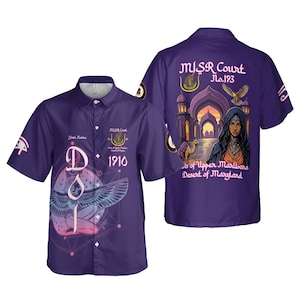 Könnte beinhalten: Violettes Button-up-Hemd mit detailliertem Grafikdesign. Die Vorderseite zeigt eine Illustration mit dem Text "Your Name" und "DOL" mit einem Adler. Die Rückseite zeigt "MISR Court No.193" und eine Wüstenszene.
