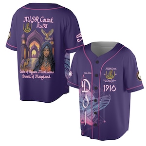 Könnte beinhalten: Violettes Baseball-Trikot mit Knopfleiste und rosa Besatz. Auf der Rückseite befindet sich eine Illustration einer Frau, eines Kamels und eines Adlers mit dem Text "MISR Court No. 193 Oasis of Upper Marlboro Desert of Maryland."