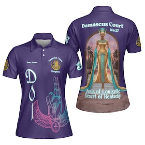 Könnte beinhalten: Violettes Poloshirt mit Kragen und kurzen Ärmeln. Auf der Vorderseite steht der Text "Your Name", "D" und eine Grafik einer Hand und Flügel. Auf der Rückseite ist eine Illustration einer Frau und der Text "Damascus Court No.27" und "Oasis of Louisville Desert of Kentucky" zu sehen.