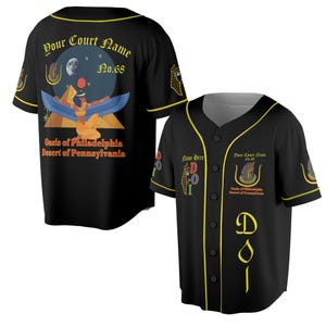 Könnte beinhalten: Schwarzes Baseball-Trikot mit gelben Verzierungen und Knöpfen. Auf der Vorderseite steht der Text "Name Here" und eine Grafik. Auf der Rückseite steht "Your Court Name No. 68" über einer Illustration einer geflügelten Figur und dem Text "Oasis of Philadelphia Desert of Pennsylvania."
