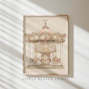 Könnte beinhalten: Gerahmter Druck eines Vintage-Karussells mit einem rosa-cremefarbenen Baldachin und detaillierten Schnitzereien. Das Karussell hat mehrere Pferde und ist vor einem neutralen Hintergrund platziert. Der Text "LITTLE HEAVEN PRINTS" steht unten.