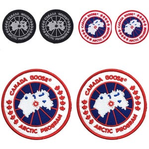 Può includere: Sei toppe ricamate circolari con il logo Canada Goose Arctic Program. Due sono nere e grigie, mentre quattro sono bianche con dettagli rossi e blu, tutte riportanti il testo Canada Goose Arctic Program e una grafica raffigurante una mappa.