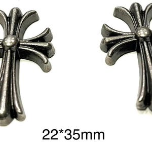 Op de afbeelding: Twee donkergrijze metalen kruisbedels, elk met een gedetailleerd, sierlijk ontwerp. De kruisen zijn ongeveer 22 mm bij 35 mm. De afbeelding bevat de tekst "22*35mm".