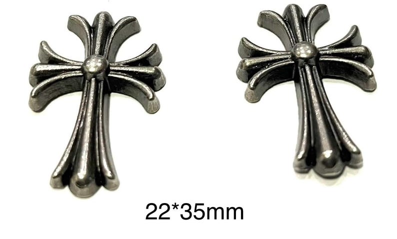 Op de afbeelding: Twee donkergrijze metalen kruisbedels, elk met een gedetailleerd, sierlijk ontwerp. De kruisen zijn ongeveer 22 mm bij 35 mm. De afbeelding bevat de tekst "22*35mm".