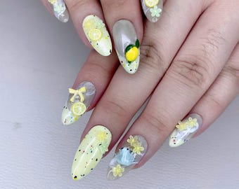 夏のフレンチチップアーモンド型プレスオンネイル｜咲き誇る花の