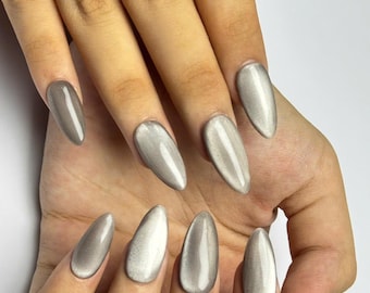 Uñas postizas medianas con forma de almendra – Uñas marrones con efecto ojo de gato, efecto magnético brillante M157