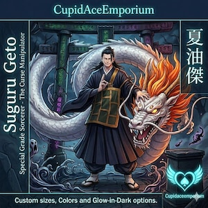 Puede incluir: Ilustración de Suguru Geto, un hechicero de grado especial, con un dragón blanco. La obra presenta a un hombre con túnicas negras y un chaleco verde y dorado, frente a una puerta japonesa tradicional. El dragón tiene detalles naranjas y blancos. El texto dice "CupidAceEmporium".