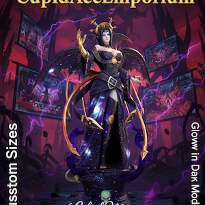 Puede incluir: Estatua detallada de una figura femenina con alas oscuras, un vestido estrellado y detalles dorados. La figura está sobre un pedestal con una calavera, con el texto "Lilith Mon" debajo. El fondo es una escena oscura de fantasía con el texto "CupidAceEmporium".