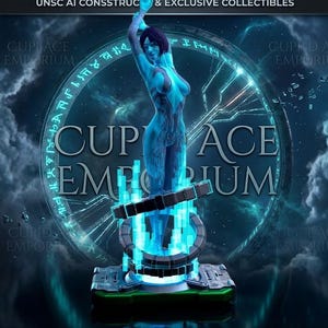 Może przedstawiać: Niebieska statua kobiety z uniesionymi ramionami, stojąca na futurystycznej platformie. Rzeźba otoczona jest świecącym niebieskim światłem i tekstem "CUPID ACE EMPORIUM". Obraz zawiera również tekst "UNSC AI CONSSTRUC & EXCLUSIVE COLLECTIBLES".