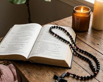 Rosario de madera hecho a mano - Minimalista mate / Cuentas de oración con crucifijo tallado - Regalo cristiano para hombres y mujeres - FaithFuelQuote