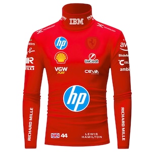 Peut inclure: T-shirt rouge à manches longues et col roulé avec plusieurs logos de sponsors, dont HP, Shell et IBM. Comporte le numéro 44 et le nom Lewis Hamilton. Le t-shirt a un logo Ferrari et l'inscription "RICHARD MILLE" sur les manches.