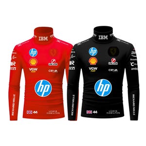 Könnte beinhalten: Zwei langärmlige Rennshirts, eines rot und eines schwarz, mit Sponsorenlogos wie HP, IBM und Richard Mille. Die Shirts haben einen hohen Kragen und die Nummer 44, mit "LEWIS HAMILTON" darunter gedruckt.