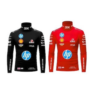 Może przedstawiać: Dwie koszulki z długim rękawem i golfem, jedna czarna i jedna czerwona. Obie koszulki mają logo sponsorów, w tym "IBM" i "hp", oraz napis "LEWIS HAMILTON" z numerem "44". Na rękawach nadruk "RICHARD MILLE".