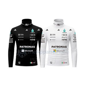 Peut inclure: Un haut à manches longues et col montant, disponible en noir et en blanc, arborant le logo Petronas, divers logos de sponsors comme UBS, Ineos et Microsoft, le numéro 12, ainsi qu'un drapeau italien et le nom Kimi sur le devant.