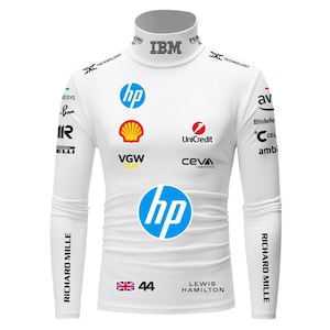 Könnte beinhalten: Weißes Langarmshirt mit Stehkragen. Das Shirt zeigt mehrere Sponsorenlogos, darunter "hp", "Shell" und "IBM". Die Nummer "44" und der Name "LEWIS HAMILTON" sind auf der Vorderseite aufgedruckt. Auf den Ärmeln steht "RICHARD MILLE".