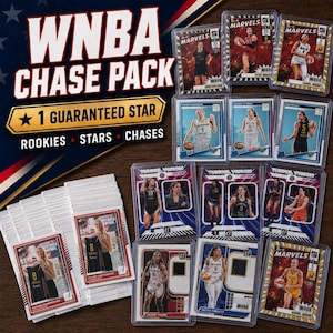 Könnte beinhalten: Eine WNBA Chase Pack-Sammlung mit einem Stapel Sammelkarten und mehreren einzelnen Karten in Schutzhüllen. Die Karten zeigen verschiedene Basketballspielerinnen in Aktion, mit Texten wie WNBA CHASE PACK und 1 GUARANTEED STAR.