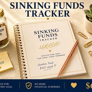 Può includere: Un taccuino a spirale con "Sinking Funds Tracker" stampato sulla copertina, una penna color oro rosa e un barattolo di vetro pieno di monete con l'etichetta "Vacation Fund". Sono presenti anche una piccola pianta grassa in vaso e delle graffette dorate.