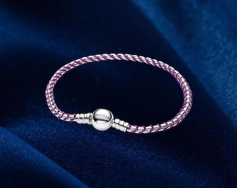 Pulsera de cadena con cordón morado y dije de plata esterlina.
