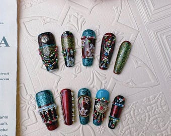 Ecos de la Ruta de la Seda: Uñas con filigrana de esmalte imperial y elaborados diseños de borlas.