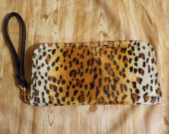 Classic Zip around Ladies Wallet, Wristlet Billfold, Faux Fur, Leopard Spots