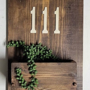 Rustikales Adress-Schild mit Pflanzkasten. Holz Adressschild. Adressfeld. Haus Holzschild. Adressfeld.