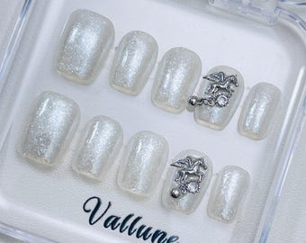 Weiß schimmernde Pegasus Presse auf Nägel, Perle Glitter Coquette Nägel, silberne Einhorn-Charme-künstliche Nägel, ätherisches kurzes quadratisches wiederverwendbares Set