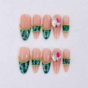 Uñas postizas con estampado de leopardo / Uñas con pedrería y estampado animal verde / Uñas glamurosas con cuentas doradas / Set de uñas de lujo