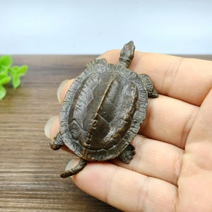 Figura de tortuga de cobre puro de estilo antiguo con inscripción; adecuada como decoración de escritorio para el hogar.