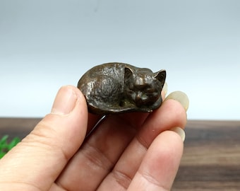 Antik figurin av ren koppar, en sovande katt, lämplig som skrivbordsdekoration i hemmet.