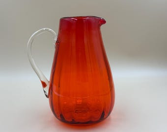 Vintage MCM oranje handgeblazen kan van optisch glas met doorzichtig handvat