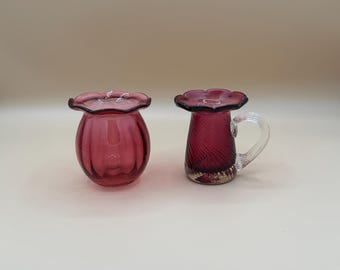 Jarra o jarrón miniatura de cristal Vintage Pilgrim Cranberry con volantes florales.