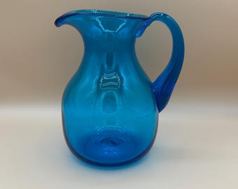 Jarra vintage de vidrio Blenko color azul turquesa, modelo 543, grabada con la firma de Wayne Husted, 1958-61, 20 cm de altura.