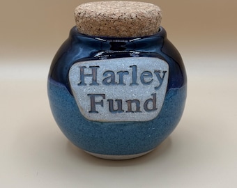 Hucha de cerámica vidriada "Harley Fund" de Tumbleweed Pottery