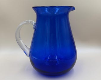 Vintage Kobalt Blau Kunst Glas Großer Krug mit klarem Griff 9 "hoch