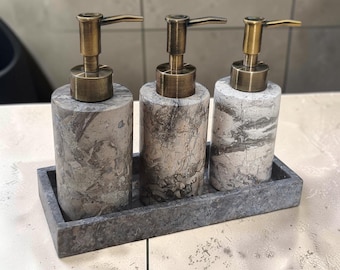 Handgemaakte zeepdispenser met grijs patroon en onyxsteen, perfect voor een moderne badkamer.
