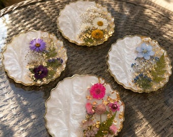 Juego de posavasos de resina con diseño floral y soporte / Flores prensadas, decoración con hojuelas de oro