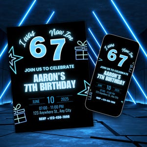 Puede incluir: Invitación de cumpleaños negra con texto azul neón que dice "Tenía 67, ahora tengo 7". La invitación incluye detalles para el 7º cumpleaños de Aaron, incluyendo la fecha, hora, lugar e información de RSVP. Un smartphone muestra el mismo diseño.
