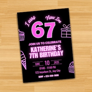 Puede incluir: Invitación de cumpleaños negra con texto y gráficos de neón rosa. La invitación dice "I was, now I'm 67" con "67" en fuente grande. También dice "Join us to celebrate Katherine's 7th Birthday" con fecha, hora e información RSVP.
