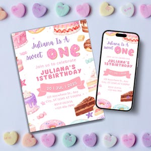 Puede incluir: Una invitación de cumpleaños y un teléfono inteligente que muestra el mismo diseño. La invitación y la pantalla del teléfono presentan el texto "Juliana Is A Sweet One" con una "O" rosa en forma de rosquilla. El diseño incluye ilustraciones de pasteles, rosquillas y caramelos.