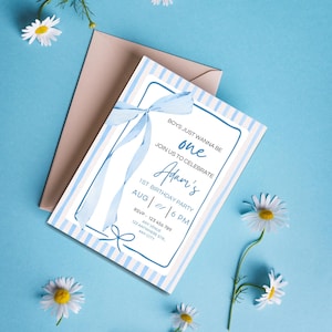 Puede incluir: Una invitación de cumpleaños azul claro con un lazo y el texto "Boys just wanna be one". La invitación incluye el nombre "Adam's", la fecha, la hora y la información de RSVP. La invitación está sobre un fondo azul con margaritas.