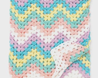 Manta de crochet fácil con ondas de arcoíris y chevrones de colores para bebé. Instrucciones y patrón para descargar digitalmente.
