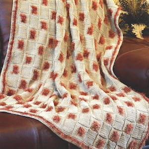 Könnte beinhalten: Ein Set aus drei Keramikbechern mit gesprenkelter, matter Oberfläche. Die Becher sind in den Farbtönen Creme, Hellgrau und Dunkelgrau gehalten. Jeder Becher hat ein schlichtes, minimalistisches Design, ideal für Kaffee oder Tee.