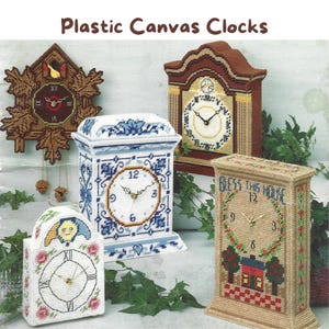 Könnte beinhalten: Bild von verschiedenen Plastik-Leinwand-Uhren. Die Uhren zeigen verschiedene Designs, darunter eine Kuckucksuhr, eine blau-weiße Blumenuhr und eine Uhr mit dem Text "Bless This House". Die Uhren haben römische Ziffern und dekorative Elemente.