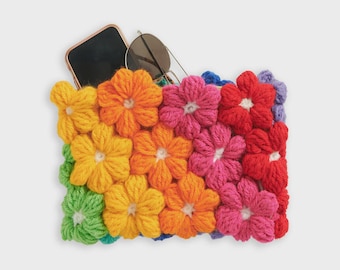 Patrón de bolso de mano retro de crochet con flores abullonadas y patchwork floral. Tutorial fácil para descargar en formato PDF digital.