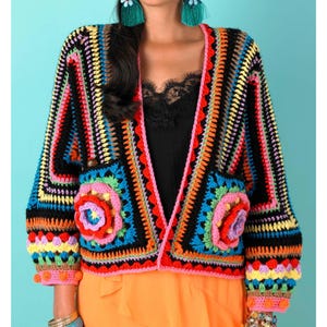 Pode incluir: Um conjunto de três canecas de cerâmica com acabamento fosco e salpicado. As canecas são em tons de creme, cinza claro e cinza escuro. Cada caneca tem um design simples e minimalista e uma alça arredondada.