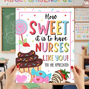 Puede incluir: Un póster colorido con el texto "How SWEET it is to have NURSES LIKE YOU! YOU ARE APPRECIATED!" e ilustraciones de dulces, incluyendo una piruleta, una magdalena, una galleta y caramelos. El fondo es un aula.