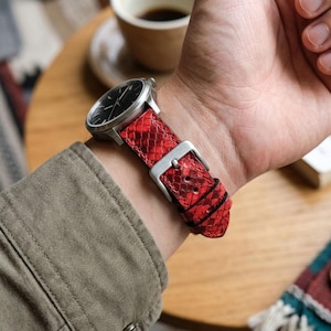 Correa de reloj de cuero genuino rojo, poco común, con estampado de escamas en la parte posterior. Hecha a mano a medida.
