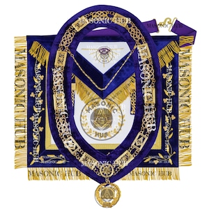 Könnte beinhalten: Ein Masonic-Regalienset mit einer blauen Samtschürze und einem Kragen, verziert mit goldfarbenen Verzierungen und Fransen. Das Set enthält eine Kette, einen Anhänger und eine passende Schärpe. Der Text "MASONIC HUB" ist sichtbar.