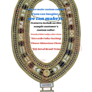 Puede incluir: Un collar personalizado con ribete dorado, respaldo azul y elementos rectangulares y circulares decorativos. El collar presenta el texto "we can make it" y "customize" en la parte inferior. El collar incluye una "Flower Rhinestone Chain."