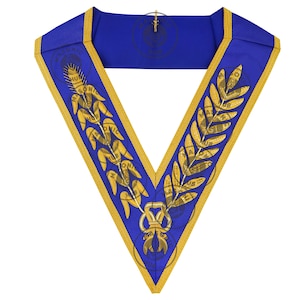 Könnte beinhalten: Blauer und goldener Zeremonienkragen mit aufwendigen Blatt- und Symbolmustern. Der Kragen hat goldene Verzierungen und detaillierte Stickereien, mit Text auf dem Stoff. Das Design ist symmetrisch, mit V-Form und rundem Emblem.